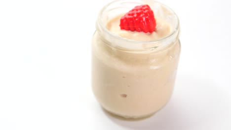 comida para bebés en un frasco con frambuesas