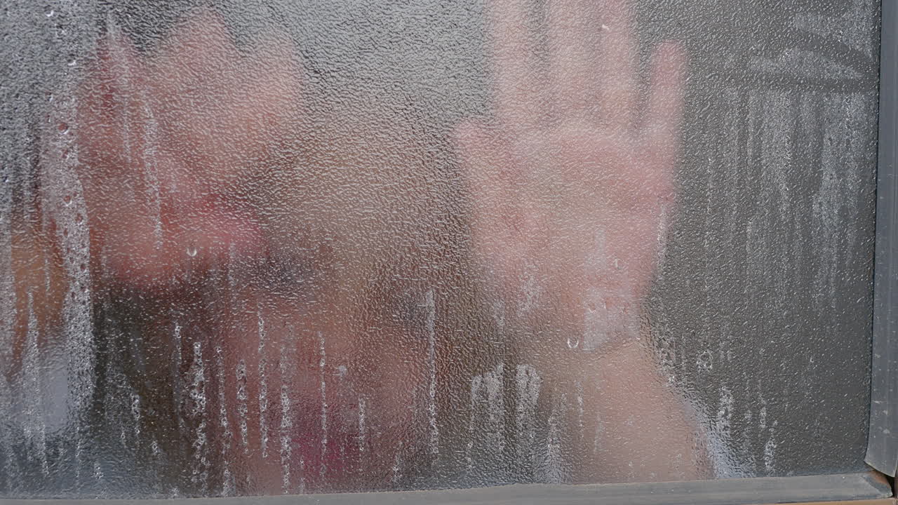 밖을 바라보기 위해 은 창문을 는 아이