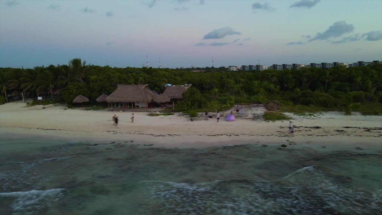 costa de playa de la ciudad turística tropical de playa del carmen, méxico - antena con espacio de copia