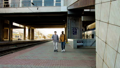 amigos en la estación de tren