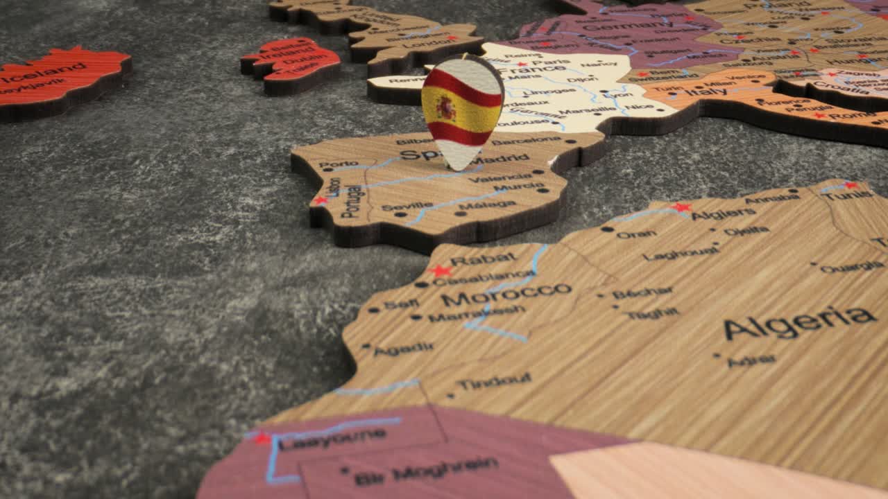 españa - concepto de viaje con pin de empuje verde en el mapa del mundo. el punto de ubicación en el mapa apunta a madrid, la capital de españa.