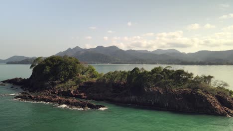 Muñeca-Aérea-De-Una-Pequeña-Isla-Tropical-Con-Koh-Chang-En-El-Fondo