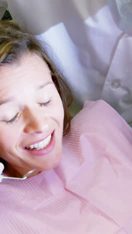 dentista examinando a un paciente