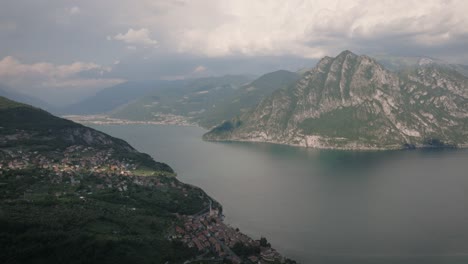 Drohnenblick-Auf-Den-Iseosee-Und-Den-Berg-Corna-Trentapassi-An-Einem-Sonnigen-Tag-Mit-Wolken