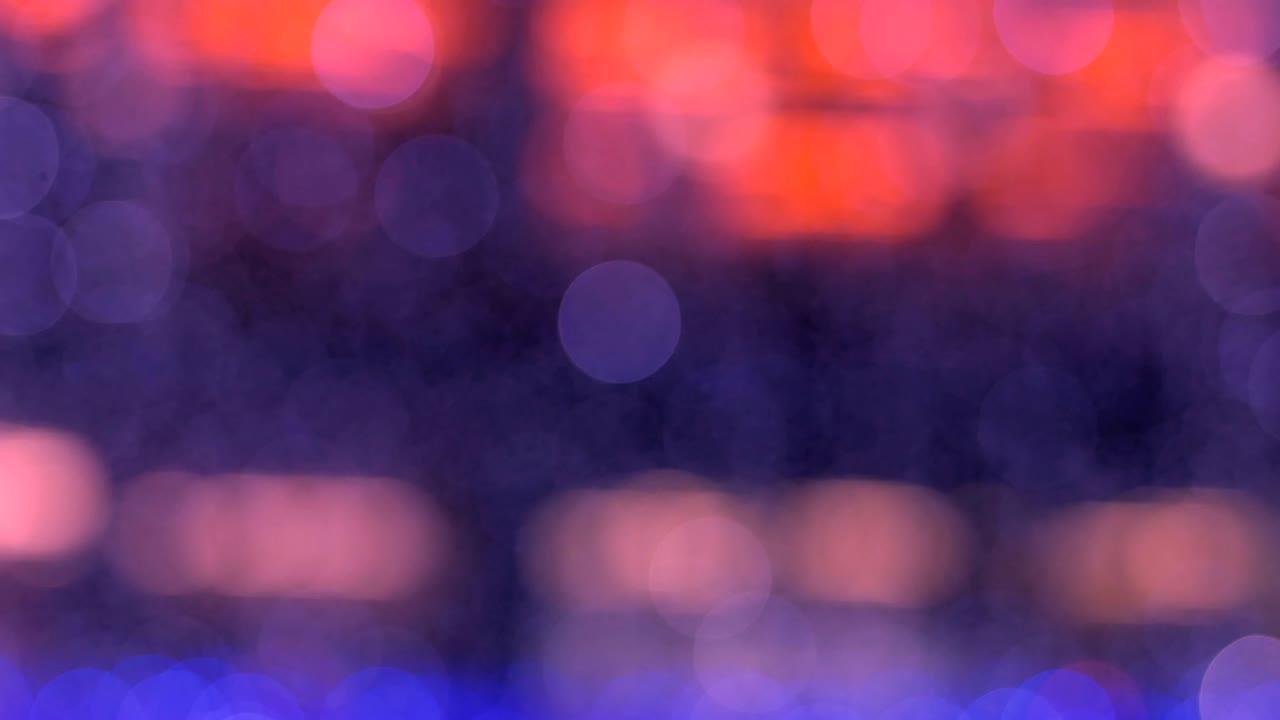 el fondo abstracto de la noche está desfocado con un bonito bokeh. luces de navidad borrosas bokeh. panorámica a través del borrón.