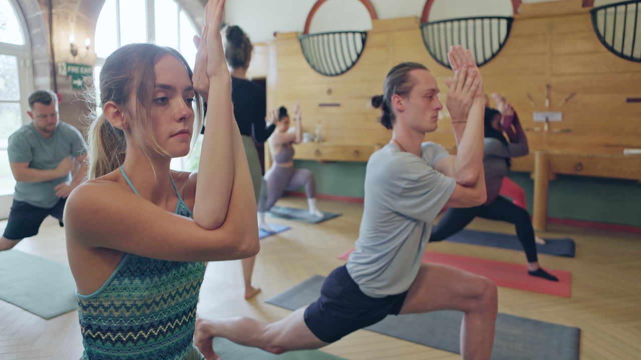 clase de yoga en un estudio