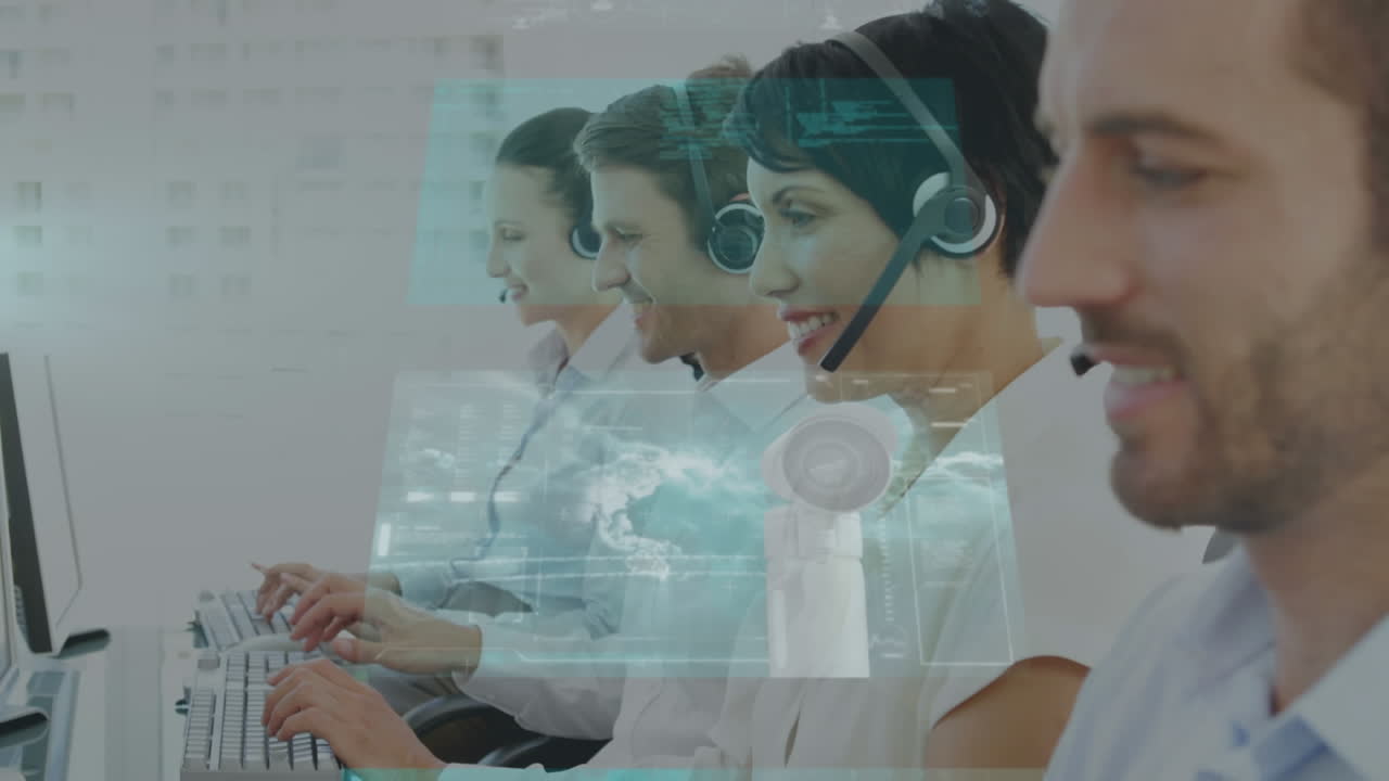 múltiples pantallas con procesamiento de datos contra el equipo de ejecutivos de atención al cliente que trabajan en la oficina