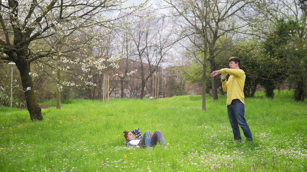 una pareja relajándose en un parque.