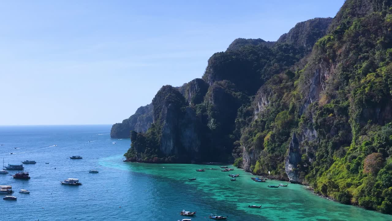 Ảnh chụp từ drone ghi lại cảnh vách đá vôi và những chiếc thuyền nổi trên làn nước màu ngọc lam ở quần đảo Phi Phi