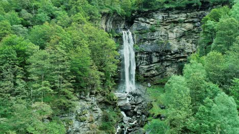 Cascada-En-Tessin-Suiza-Alpes-Montañas-Disparo-De-Drone