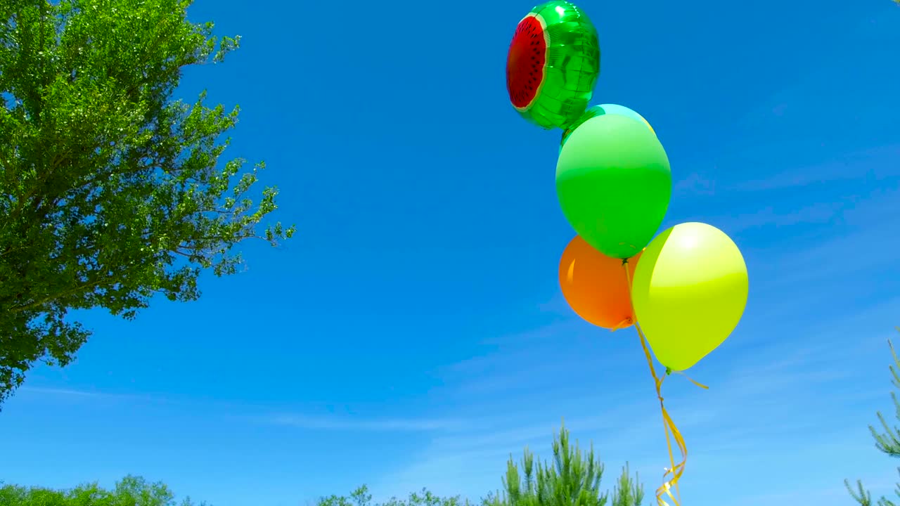 globos coloridos en el fondo del cielo azul