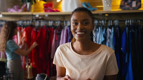 retrato de una mujer propietaria o trabajadora en una tienda de ropa de moda verificando el stock con una tableta digital
