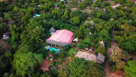 Entfernte-Verwandte-Ecolodge-Und-Rucksacktouristen