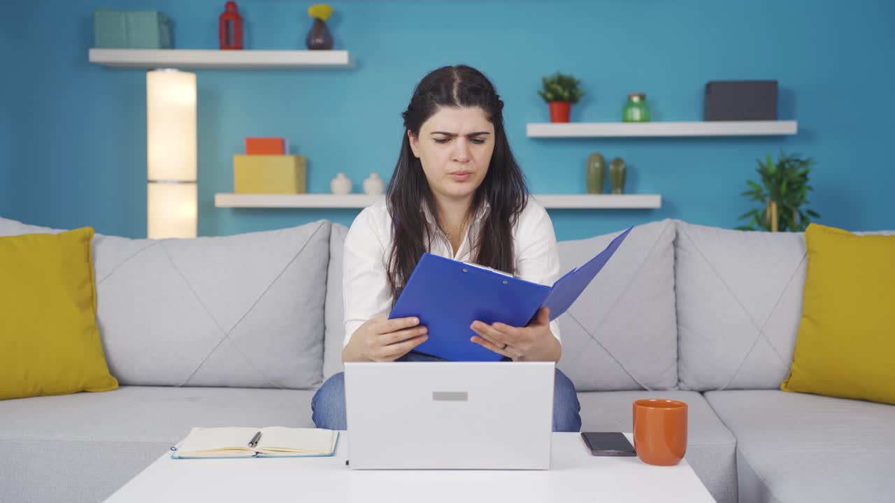 la mujer que trabaja en la computadora portátil lanza archivos enojada.