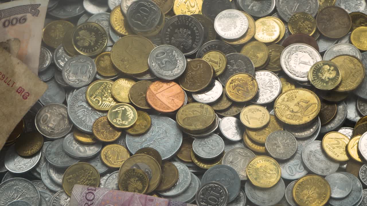 un montón de monedas diferentes, montón oscuro de pan de dinero, caja de donación dentro de detalle, primer plano, monedas del mundo, nadie. recolectar grandes cantidades de dinero, recaudación de fondos concepto simple, no hay gente