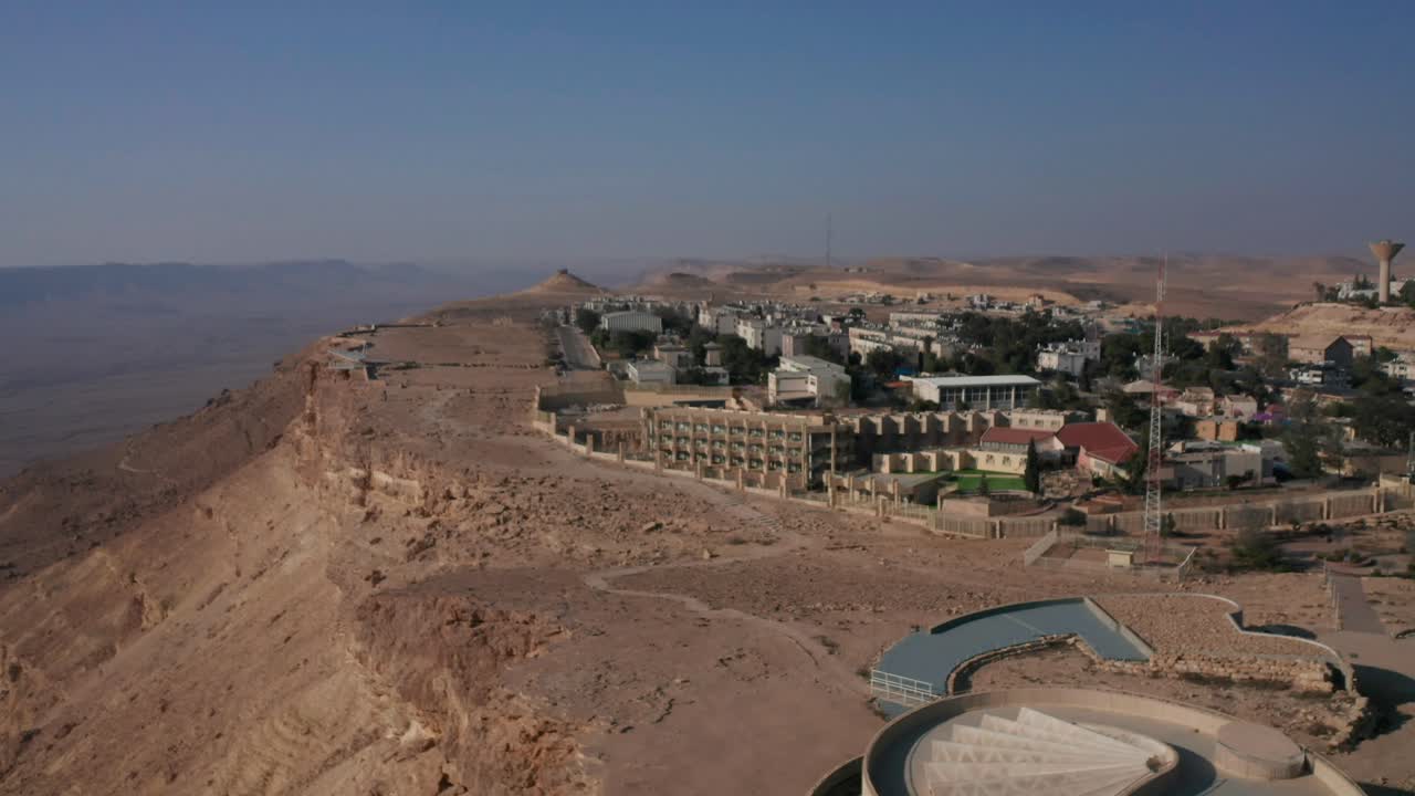mitzpe ramon mitzperamon 이스라엘 네게브 사막 고속도로 무인 항공기 돌리 비행 자동차 도로 산 모래 중동 요르단 팔레스타인 분화구 라몬 라몬 건물 돌 돌