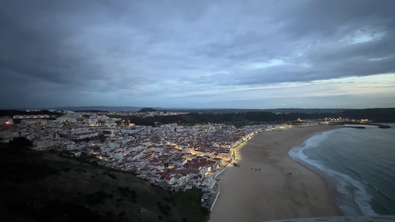 ciudad costera de nazaré, portugal, al atardecer