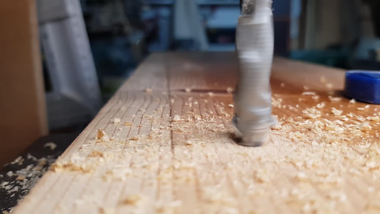 carpintero trabajando con taladro autónomo