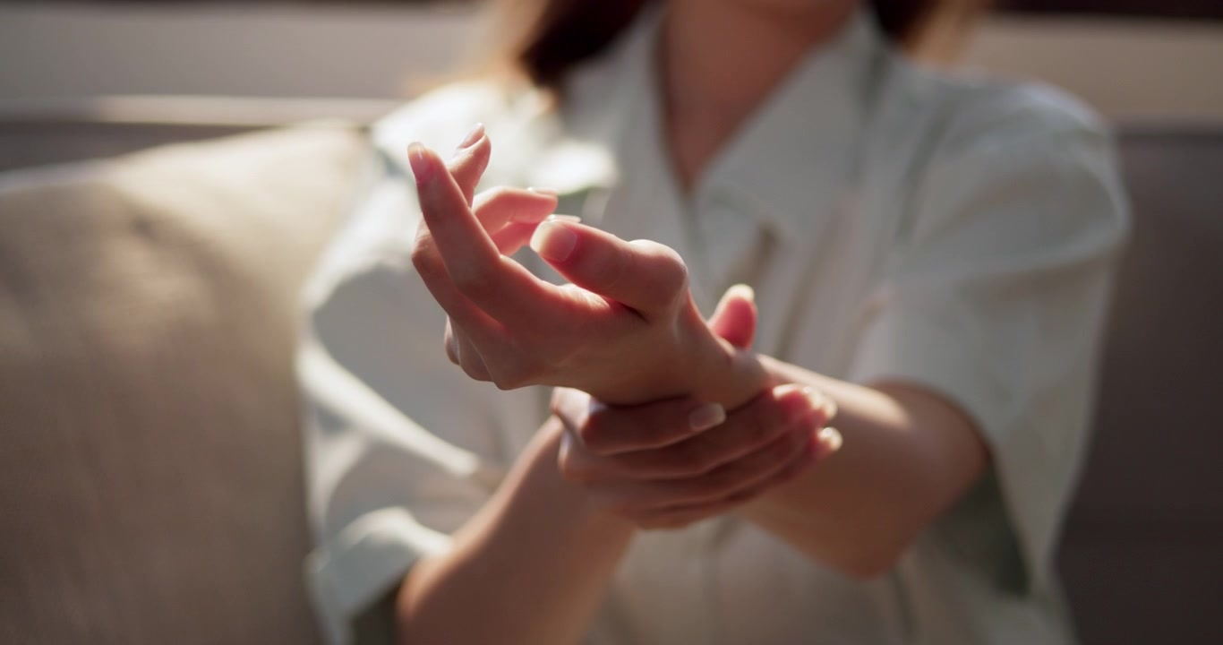 En kvinne demonstrerer en beroligende armstrekk for å lindre stress og fremme avslapning