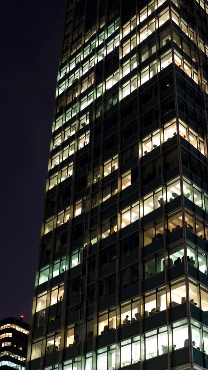 edificio de oficinas por la noche