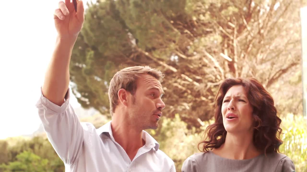 새 집 을 둘러보는 부부