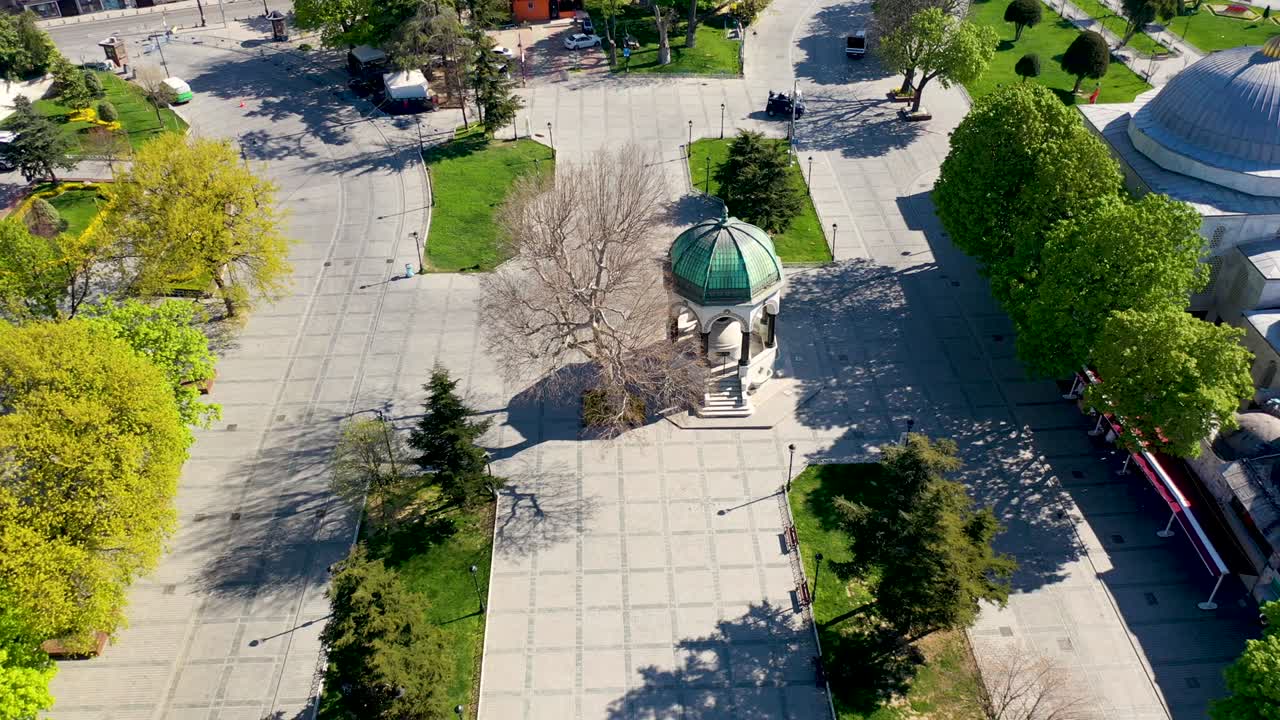 хагия софия и обелиск феодосия и немецкий фонтан в стамбуле во время пандемического комендантского часа