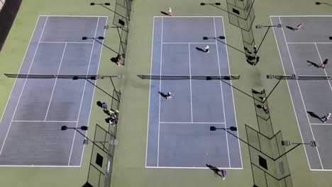 Gente-Jugando-En-Una-Cancha-De-Tenis,-Vista-Aérea-Estática,-Los-Angeles