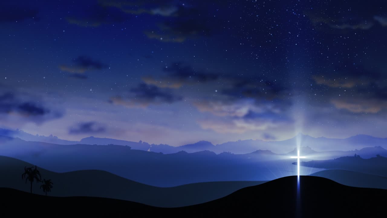 푸른 별빛 하늘에 움직이는 구름과 함께 언덕에 밝은 십자가