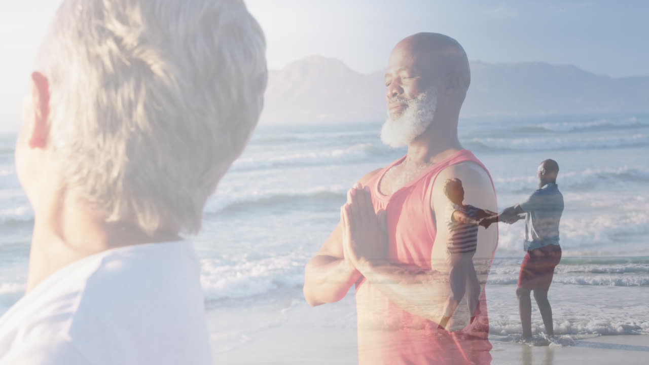요가를 하고 해변에서 춤을 추는 행복한 다양한 노인 부부의 합성