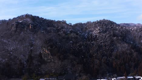 Yamadera-En-Invierno,-Inclinación-Aérea-Que-Revela-El-Paisaje-Nevado-De-Japón-4k