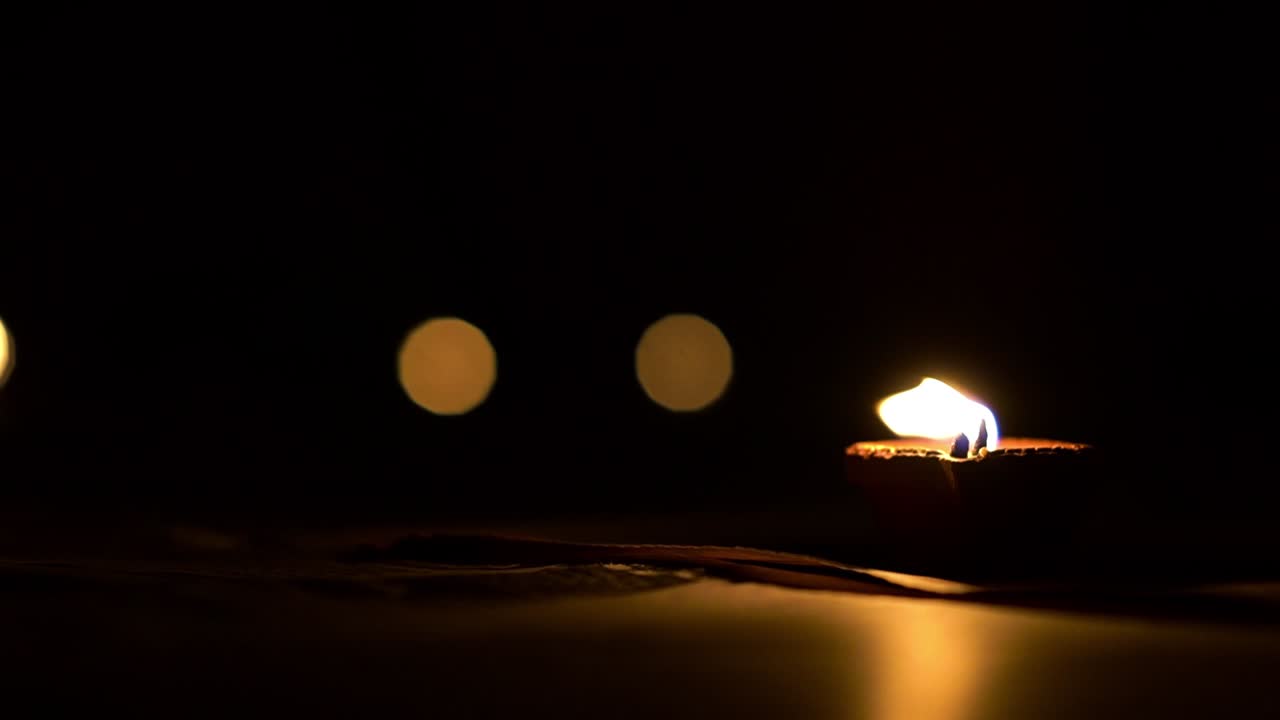 디바(diva)라고도 불리는 디왈리 디야(diwali diya)