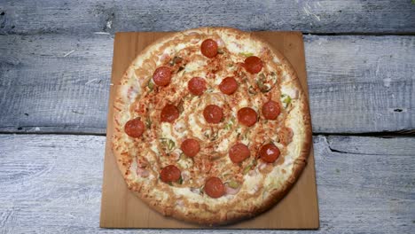 pizza gourmet con pepperoni. ¿qué es eso?