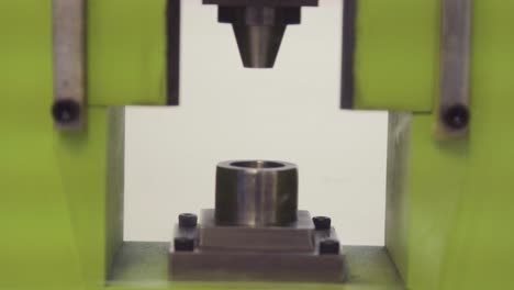 máquina de prensa industrial en funcionamiento