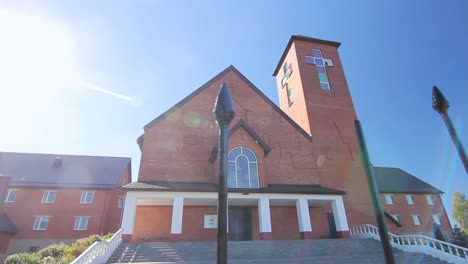 Moderne-Katholische-Kirche.-Außenansicht-Des-Kirchengebäudes.-Eingang-Zur-Kirche