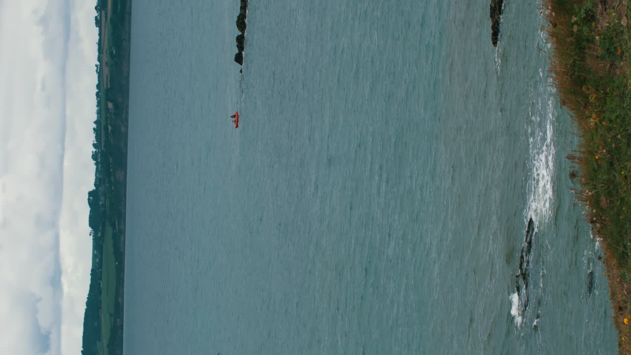 프랑스 서해안에서 바다에서 카약 커플