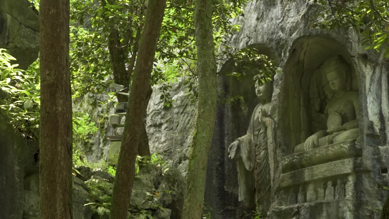 Antiche sculture di divinità rupestri al tempio Lingyin, Hangzhou, Cina
