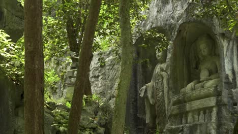 Antiguos-Dioses-Tallados-En-Roca-En-El-Templo-Lingyin-De-Hangzhou,-China