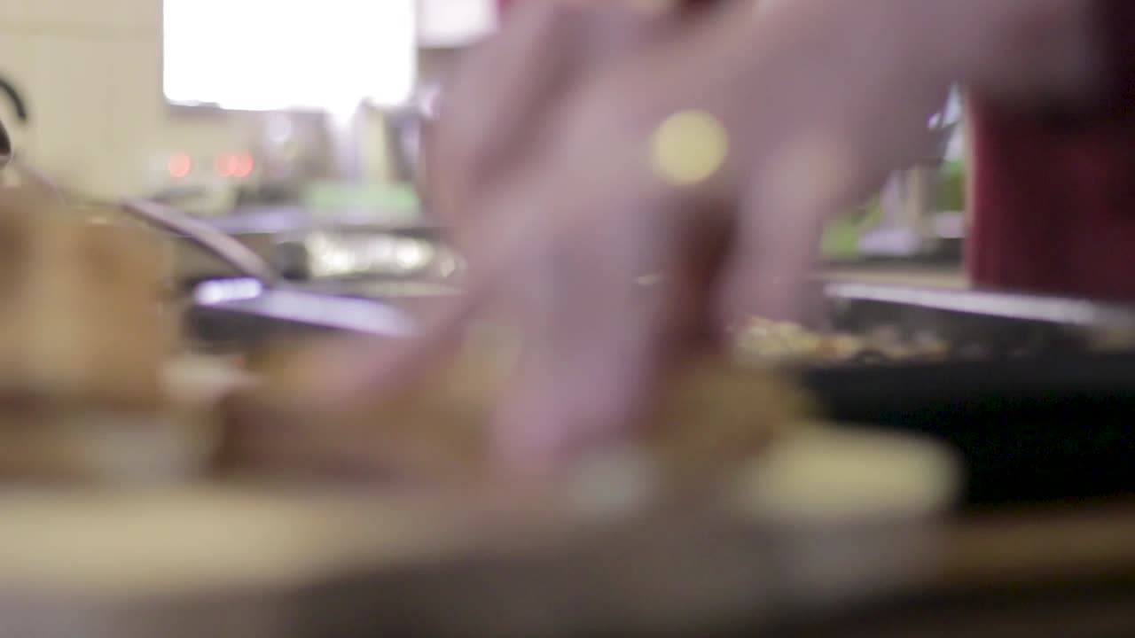 점심으로 구운 샌드위치를 자르는 노인 여성