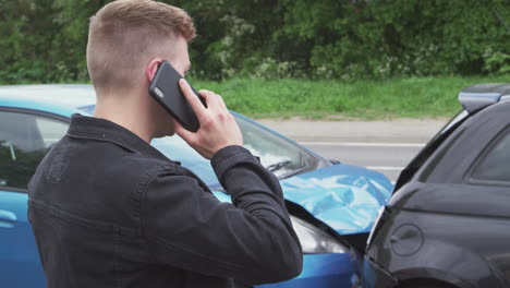 Junger-Männlicher-Autofahrer,-Der-In-Einen-Autounfall-Verwickelt-Ist,-Ruft-Die-Versicherungsgesellschaft-Oder-Den-Bergungsdienst-An