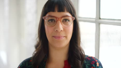 mujer caucásica de moda sonriendo