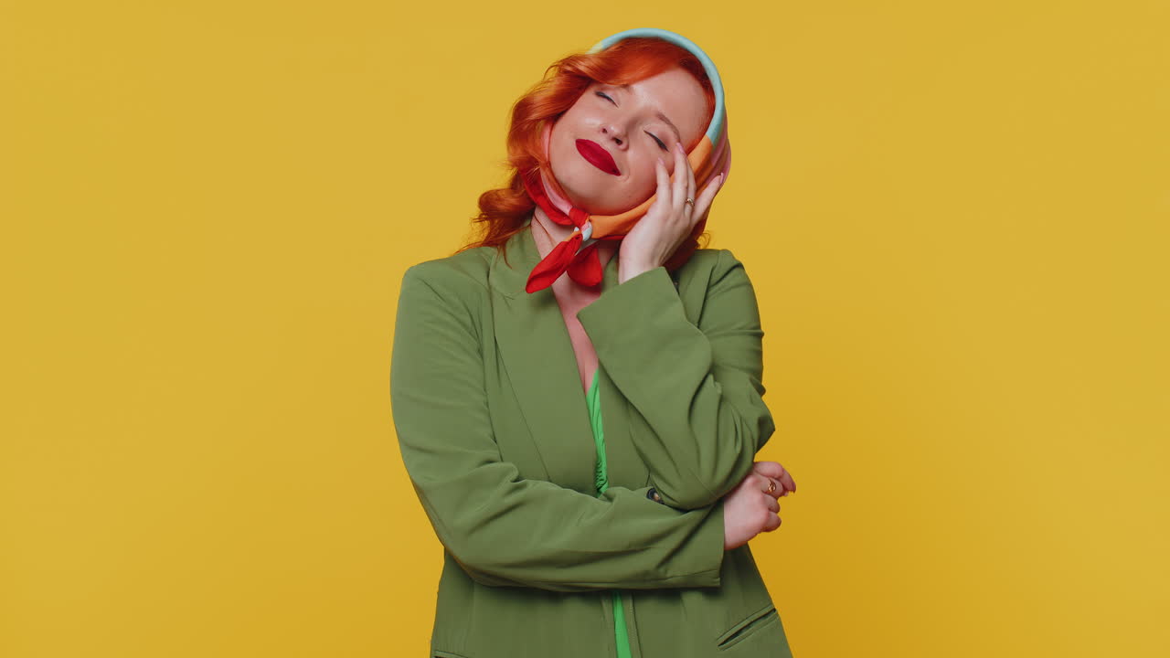 생각 속의 은 머리 여자가 꿈을 꾸고, 즐거운 것을 상상하고, 주말과 휴일에 대한 환상을 꾸고 있다.