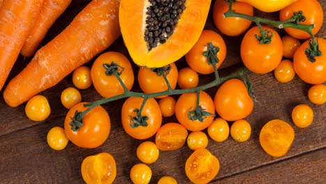 video de comida vegetariana orgánica fresca con verduras naranjas en tablero de madera