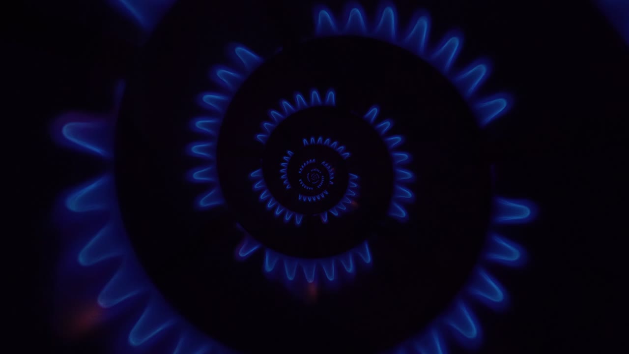 rotación de llamas de fuego azul oscuro en espiral
