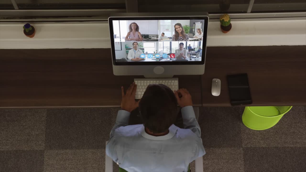 Vista dall'alto di un uomo in videoconferenza