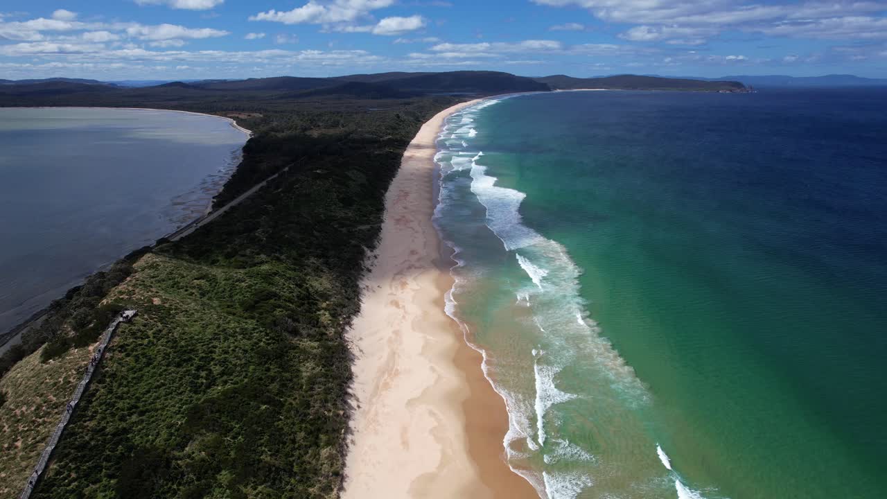 Neck Reserve e spiaggia panoramica a Bruny Island, Tasmania, Australia - Foto aerea con drone