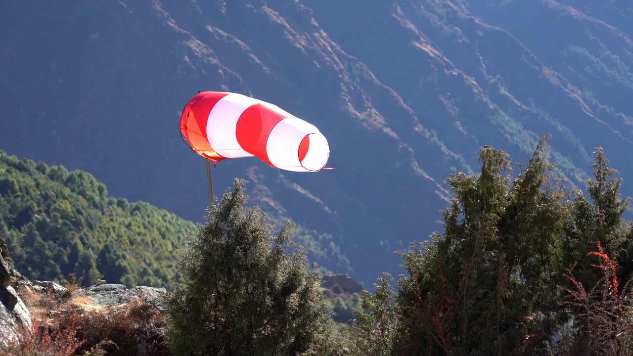 namche bazaar의 네팔 산에 있는 헬리콥터 패드 옆에 있는 바람막이