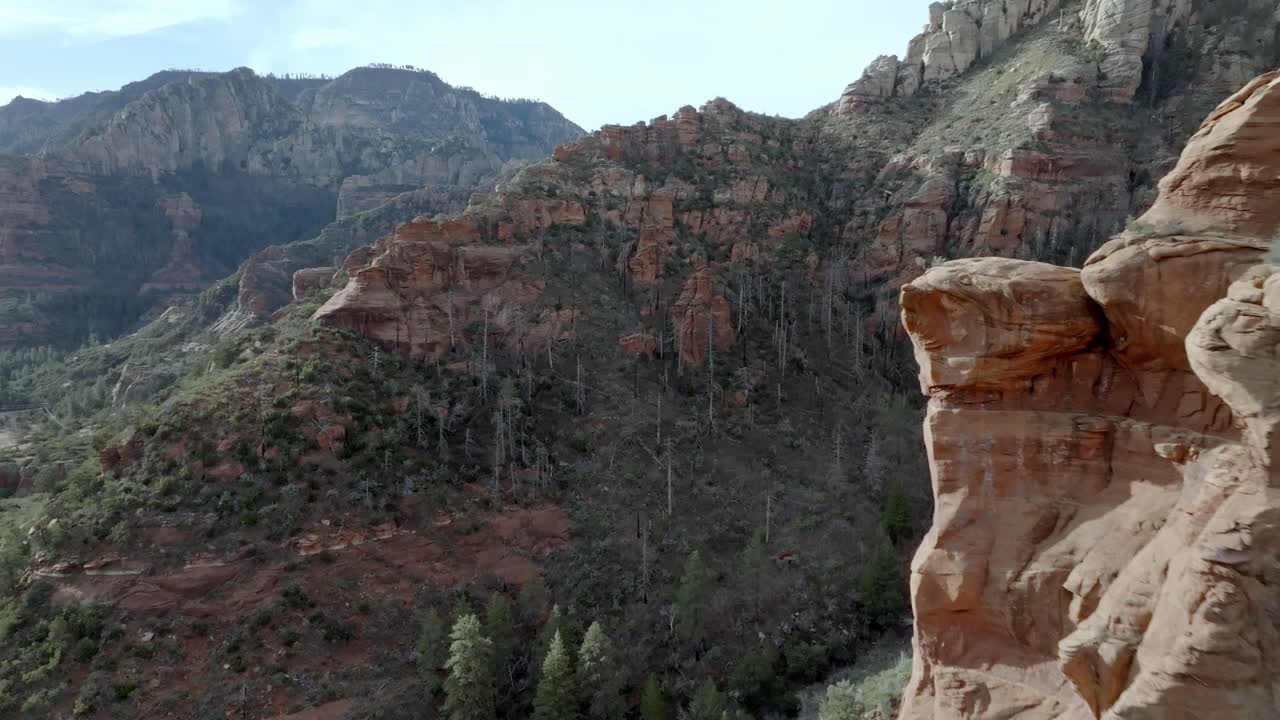 montañas de roca roja y buttes en sedona, arizona con video de dron moviéndose hacia adelante de cerca
