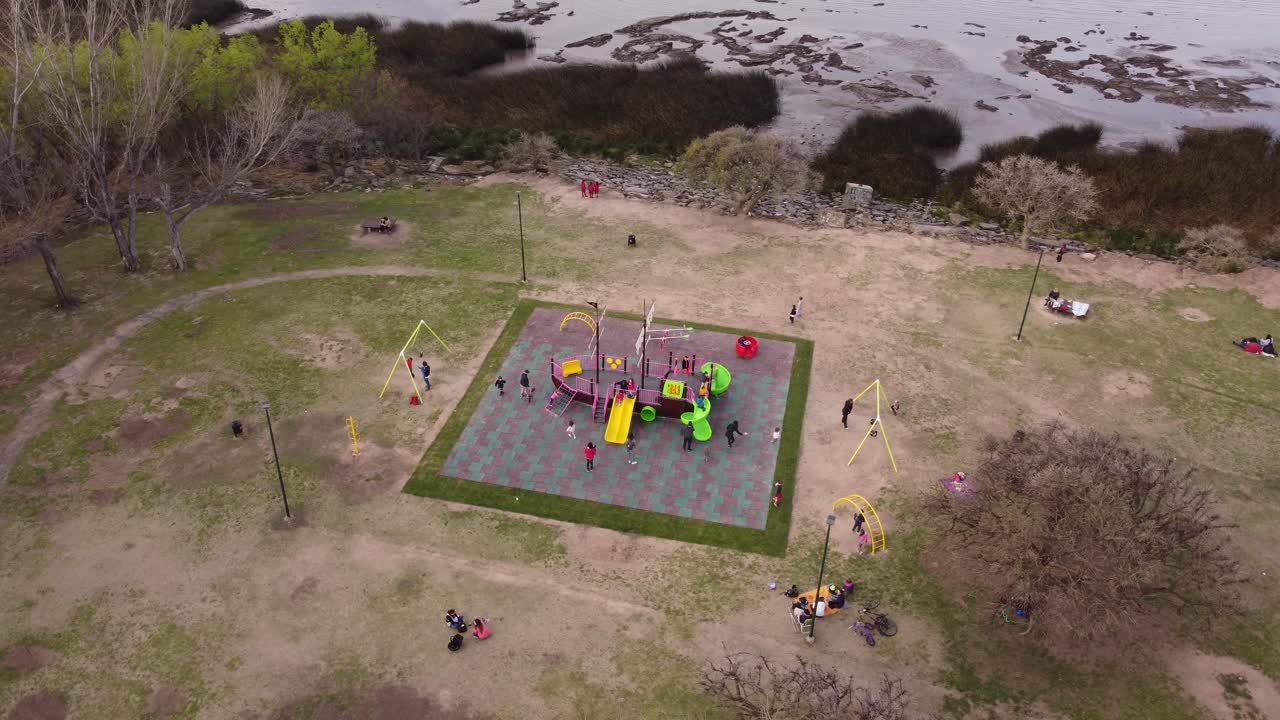 niños jugando juegos con juguetes en forma de barco en el parque de la zona ribereña de vicente lopez en buenos aires