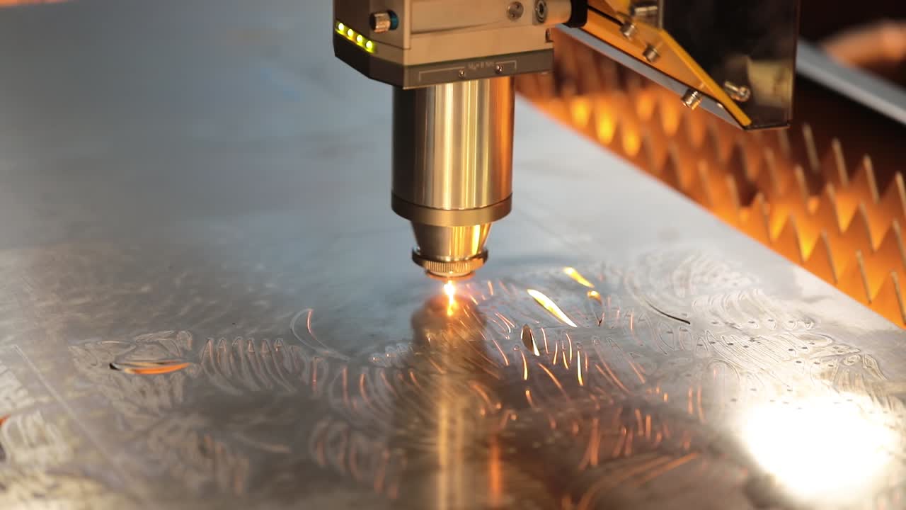 Taglio laser CNC di metallo, moderna tecnologia industriale.