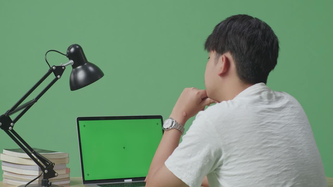 책상 에서 공부 하는 사람